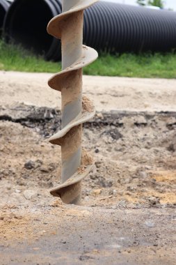 Toprak çapa, yakın plan. İnşaat özel ekipmanı. Tamir işleri. İnşaat alanında faaliyet var. Sondaj ekipmanlarını kapatın. Jeoteknik sondaj