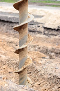 Toprak çapa, yakın plan. İnşaat özel ekipmanı. Tamir işleri. İnşaat alanında faaliyet var. Sondaj ekipmanlarını kapatın. Jeoteknik sondaj