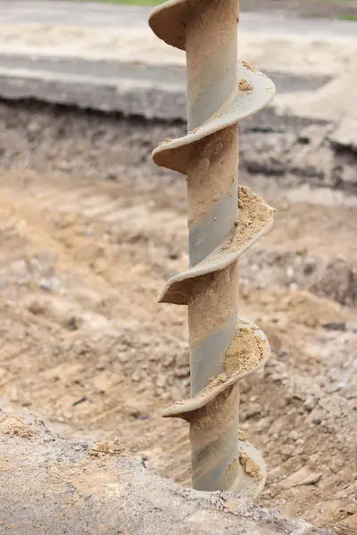 Toprak çapa, yakın plan. İnşaat özel ekipmanı. Tamir işleri. İnşaat alanında faaliyet var. Sondaj ekipmanlarını kapatın. Jeoteknik sondaj