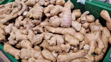 Zencefil bir dükkana yığılmış. Satılık sebzeler. Süpermarkette zencefil kökü. Süpermarkette ya da sebze pazarında taze sebzeler satılıyor.