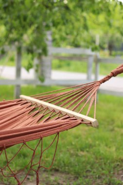 Hamak parktaki ağaçlara bağlı, yakın plan. Açık hava eğlencesi. Yaz ve eğlence konsepti. Bulanık doğa arka planında boş hamak. Açık hava eğlencesi. Sakinlik ve rahatlama sahnesi