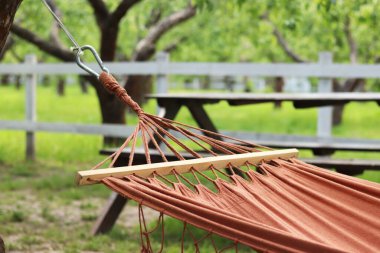 Hamak parktaki ağaçlara bağlı, yakın plan. Açık hava eğlencesi. Yaz ve eğlence konsepti. Bulanık doğa arka planında boş hamak. Açık hava eğlencesi. Sakinlik ve rahatlama sahnesi