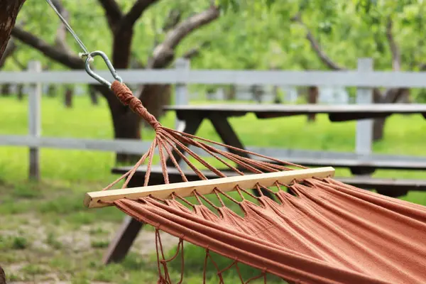 Hamak parktaki ağaçlara bağlı, yakın plan. Açık hava eğlencesi. Yaz ve eğlence konsepti. Bulanık doğa arka planında boş hamak. Açık hava eğlencesi. Sakinlik ve rahatlama sahnesi
