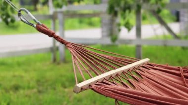 Hamak parktaki ağaçlara bağlı, yakın plan. Açık hava eğlencesi. Yaz ve eğlence konsepti. Bulanık doğa arka planında boş hamak. Açık hava eğlencesi. Sakinlik ve rahatlama sahnesi