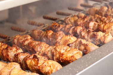 Şişler üzerinde Shashlik kömürlerin üstünde ızgarada pişirilir. Lezzetli ve sulu et. Terbiye edilmiş shaşlik kömürün üzerinde pişirilir. Yemek katı. Panayırda et pişirme süreci