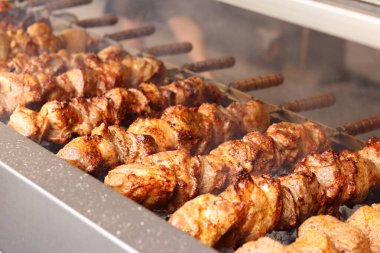 Şişler üzerinde Shashlik kömürlerin üstünde ızgarada pişirilir. Lezzetli ve sulu et. Terbiye edilmiş shaşlik kömürün üzerinde pişirilir. Yemek katı. Panayırda et pişirme süreci