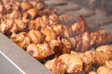 Şişler üzerinde Shashlik kömürlerin üstünde ızgarada pişirilir. Lezzetli ve sulu et. Terbiye edilmiş shaşlik kömürün üzerinde pişirilir. Yemek katı. Panayırda et pişirme süreci
