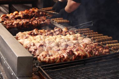 Şişler üzerinde Shashlik kömürlerin üstünde ızgarada pişirilir. Lezzetli ve sulu et. Terbiye edilmiş shaşlik kömürün üzerinde pişirilir. Yemek katı. Panayırda et pişirme süreci