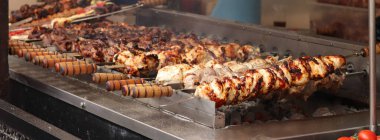 Şişler üzerinde Shashlik kömürlerin üstünde ızgarada pişirilir. Lezzetli ve sulu et. Terbiye edilmiş shaşlik kömürün üzerinde pişirilir. Yemek katı. Panayırda et pişirme süreci