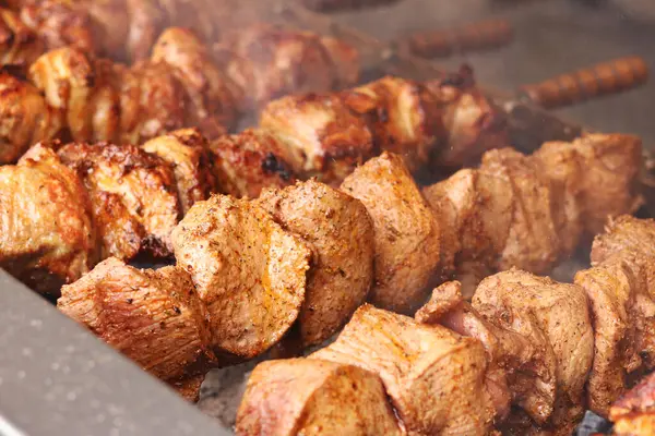 Şişler üzerinde Shashlik kömürlerin üstünde ızgarada pişirilir. Lezzetli ve sulu et. Terbiye edilmiş shaşlik kömürün üzerinde pişirilir. Yemek katı. Panayırda et pişirme süreci