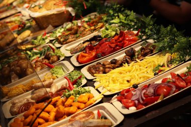 Yemek fuarı, yemek katı. Bitmiş ürünleri göster. Nugent, patates kızartması, biber, mantar, salata ve daha fazlası. Fuarda çeşitli ürünler satılıyor. Sokak yemekleri, festival.