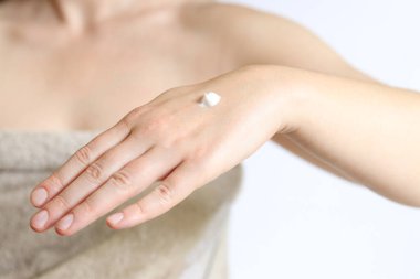 El kremi. Genç bir kadının eline nemlendirici kremle yakın çekim. Cilt bakımı. Cilde krem süren kadın ellerinin yakın çekimi. Sağlıklı cilt, cilt bakımı konsepti. Kozmetoloji. Günlük rutin