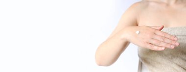 El kremi. Genç bir kadının eline nemlendirici kremle yakın çekim. Cilt bakımı. Cilde krem süren kadın ellerinin yakın çekimi. Sağlıklı cilt, cilt bakımı konsepti. Kozmetoloji. Günlük rutin