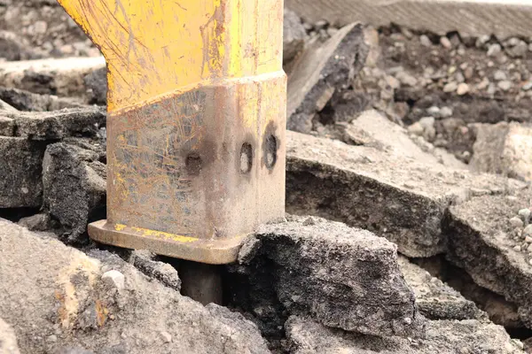 Çalışan bir kaya matkabının yakın çekimi. Hidrolik çekiç. Ekipman. Yol tamiri için hidrolik çekiç. Bir kazıcıya hidrolik matkap monte edilmiş. İnşaat alanında ağır ekipman parçaları.