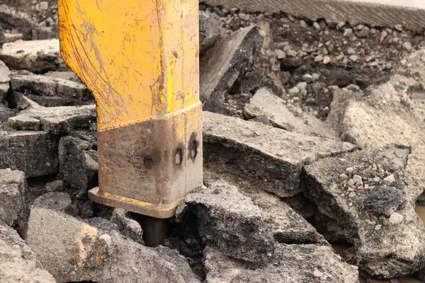 Çalışan bir kaya matkabının yakın çekimi. Hidrolik çekiç. Ekipman. Yol tamiri için hidrolik çekiç. Bir kazıcıya hidrolik matkap monte edilmiş. İnşaat alanında ağır ekipman parçaları.