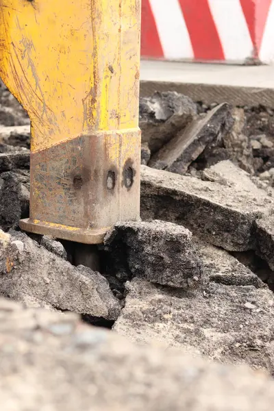 Çalışan bir kaya matkabının yakın çekimi. Hidrolik çekiç. Ekipman. Yol tamiri için hidrolik çekiç. Bir kazıcıya hidrolik matkap monte edilmiş. İnşaat alanında ağır ekipman parçaları.