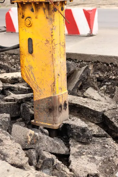 Çalışan bir kaya matkabının yakın çekimi. Hidrolik çekiç. Ekipman. Yol tamiri için hidrolik çekiç. Bir kazıcıya hidrolik matkap monte edilmiş. İnşaat alanında ağır ekipman parçaları.