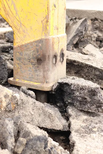 Çalışan bir kaya matkabının yakın çekimi. Hidrolik çekiç. Ekipman. Yol tamiri için hidrolik çekiç. Bir kazıcıya hidrolik matkap monte edilmiş. İnşaat alanında ağır ekipman parçaları.