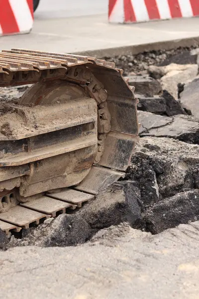 Kazı hattını kapatın. İnşaat kazıcısının bir kısmına yakın çekim, takip aracı. Şehirdeki tamirat işleri. Özel ekipman. İnşaat alanındaki ekipman. Ağır inşaat ekipmanları