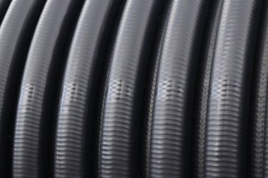 Drenaj borusu. Su kaynağı ya da kanalizasyon için siyah plastik borular, yakın plan. Açık havada borular var. Su tedarik sisteminin kurulumu ya da onarımı. Şehirdeki tamirat işleri.