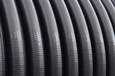 Drenaj borusu. Su kaynağı ya da kanalizasyon için siyah plastik borular, yakın plan. Açık havada borular var. Su tedarik sisteminin kurulumu ya da onarımı. Şehirdeki tamirat işleri.