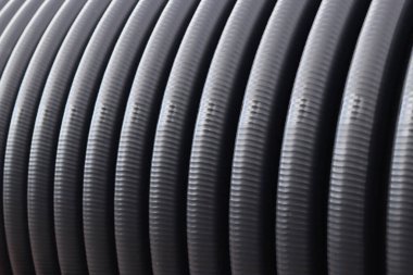 Drenaj borusu. Su kaynağı ya da kanalizasyon için siyah plastik borular, yakın plan. Açık havada borular var. Su tedarik sisteminin kurulumu ya da onarımı. Şehirdeki tamirat işleri.