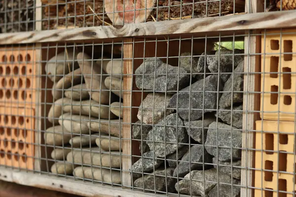 Böcek evleri. Haşere kontrolü ve bitkilerin tozlaşması için tahta böcek evi. Yararlı böcekler için ev