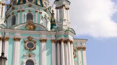 Kyiv, Ukrayna - 09 Haziran 2025: Gökyüzüne karşı St. Andrew Kilisesi. Ortodoks kilisesi. Kilise Bartolomeo Rastrelli 'nin tasarımına göre inşa edilmiştir. Mimari ve simgeler. Kültür Mirası