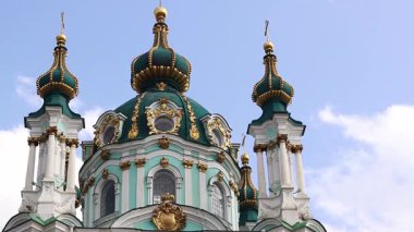 Kyiv, Ukrayna - 09 Haziran 2025: Gökyüzüne karşı St. Andrew Kilisesi. Ortodoks kilisesi. Kilise Bartolomeo Rastrelli 'nin tasarımına göre inşa edilmiştir. Mimari ve simgeler. Kültür Mirası