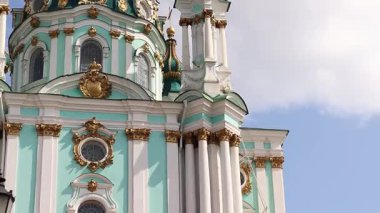 Kyiv, Ukrayna - 09 Haziran 2025: Gökyüzüne karşı St. Andrew Kilisesi. Ortodoks kilisesi. Kilise Bartolomeo Rastrelli 'nin tasarımına göre inşa edilmiştir. Mimari ve simgeler. Kültür Mirası