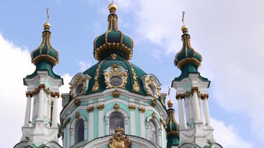 Kyiv, Ukrayna - 09 Haziran 2025: Gökyüzüne karşı St. Andrew Kilisesi. Ortodoks kilisesi. Kilise Bartolomeo Rastrelli 'nin tasarımına göre inşa edilmiştir. Mimari ve simgeler. Kültür Mirası