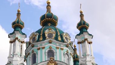 Kyiv, Ukrayna - 09 Haziran 2025: Gökyüzüne karşı St. Andrew Kilisesi. Ortodoks kilisesi. Kilise Bartolomeo Rastrelli 'nin tasarımına göre inşa edilmiştir. Mimari ve simgeler. Kültür Mirası