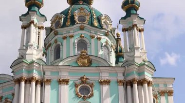 Kyiv, Ukrayna - 09 Haziran 2025: Gökyüzüne karşı St. Andrew Kilisesi. Ortodoks kilisesi. Kilise Bartolomeo Rastrelli 'nin tasarımına göre inşa edilmiştir. Mimari ve simgeler. Kültür Mirası