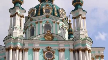 Kyiv, Ukrayna - 09 Haziran 2025: Gökyüzüne karşı St. Andrew Kilisesi. Ortodoks kilisesi. Kilise Bartolomeo Rastrelli 'nin tasarımına göre inşa edilmiştir. Mimari ve simgeler. Kültür Mirası