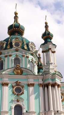 Kyiv, Ukrayna - 09 Haziran 2025: Gökyüzüne karşı St. Andrew Kilisesi. Ortodoks kilisesi. Kilise Bartolomeo Rastrelli 'nin tasarımına göre inşa edilmiştir. Mimari ve simgeler. Kültür Mirası