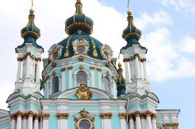 Kyiv, Ukrayna - 09 Haziran 2025: Gökyüzüne karşı St. Andrew Kilisesi. Ortodoks kilisesi. Kilise Bartolomeo Rastrelli 'nin tasarımına göre inşa edilmiştir. Mimari ve simgeler. Kültür Mirası