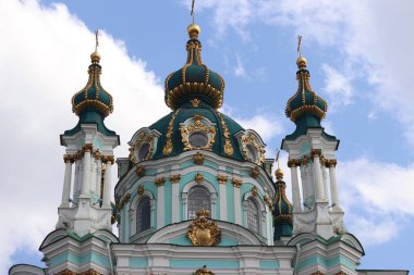 Kyiv, Ukrayna - 09 Haziran 2025: Gökyüzüne karşı St. Andrew Kilisesi. Ortodoks kilisesi. Kilise Bartolomeo Rastrelli 'nin tasarımına göre inşa edilmiştir. Mimari ve simgeler. Kültür Mirası