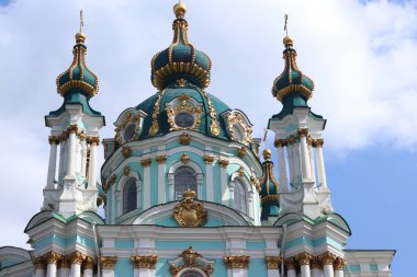 Kyiv, Ukrayna - 09 Haziran 2025: Gökyüzüne karşı St. Andrew Kilisesi. Ortodoks kilisesi. Kilise Bartolomeo Rastrelli 'nin tasarımına göre inşa edilmiştir. Mimari ve simgeler. Kültür Mirası