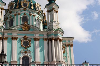 Kyiv, Ukrayna - 09 Haziran 2025: Gökyüzüne karşı St. Andrew Kilisesi. Ortodoks kilisesi. Kilise Bartolomeo Rastrelli 'nin tasarımına göre inşa edilmiştir. Mimari ve simgeler. Kültür Mirası