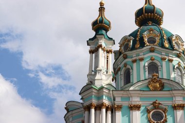 Kyiv, Ukrayna - 09 Haziran 2025: Gökyüzüne karşı St. Andrew Kilisesi. Ortodoks kilisesi. Kilise Bartolomeo Rastrelli 'nin tasarımına göre inşa edilmiştir. Mimari ve simgeler. Kültür Mirası