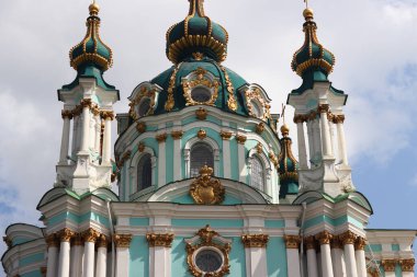 Kyiv, Ukrayna - 09 Haziran 2025: Gökyüzüne karşı St. Andrew Kilisesi. Ortodoks kilisesi. Kilise Bartolomeo Rastrelli 'nin tasarımına göre inşa edilmiştir. Mimari ve simgeler. Kültür Mirası