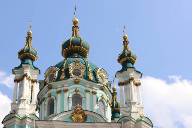 Kyiv, Ukrayna - 09 Haziran 2025: Gökyüzüne karşı St. Andrew Kilisesi. Ortodoks kilisesi. Kilise Bartolomeo Rastrelli 'nin tasarımına göre inşa edilmiştir. Mimari ve simgeler. Kültür Mirası