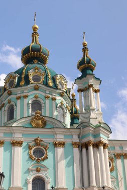 Kyiv, Ukrayna - 09 Haziran 2025: Gökyüzüne karşı St. Andrew Kilisesi. Ortodoks kilisesi. Kilise Bartolomeo Rastrelli 'nin tasarımına göre inşa edilmiştir. Mimari ve simgeler. Kültür Mirası