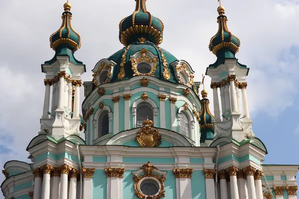 Kyiv, Ukrayna - 09 Haziran 2025: Gökyüzüne karşı St. Andrew Kilisesi. Ortodoks kilisesi. Kilise Bartolomeo Rastrelli 'nin tasarımına göre inşa edilmiştir. Mimari ve simgeler. Kültür Mirası