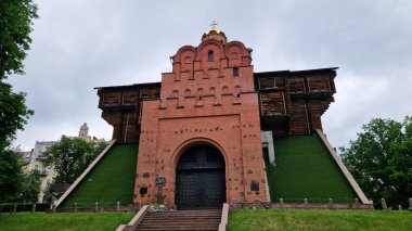 Kyiv, Ukrayna - 17 Haziran 2025: Kievan Rus savunma mimarisinin bir anıtı olan Golden Gate. Kapı Kiev Yukarı Kasabası 'nın ana girişi olarak kullanıldı. Mimari ve simgeler. Kültür