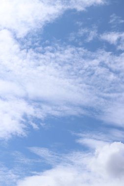 Mavi gökyüzüne karşı beyaz bulutlar. Gökyüzü arka planı. Yaz. Manzara. Mavi gökyüzüne karşı yumuşak beyaz bulutlar. Sakin ve sakin bir atmosfer. Beyaz kabarık bulutlar