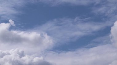 Mavi gökyüzüne karşı bulutlar. Gökyüzü arka planı. Yaz. Manzara. Mavi gökyüzüne karşı yumuşak beyaz bulutlar. Sakin ve sakin bir atmosfer. Beyaz kabarık bulutlar hızla gökyüzünde uçar. Rüzgarlı hava