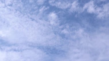 Mavi gökyüzüne karşı bulutlar. Gökyüzü arka planı. Yaz. Manzara. Mavi gökyüzüne karşı yumuşak beyaz bulutlar. Sakin ve sakin bir atmosfer. Beyaz kabarık bulutlar hızla gökyüzünde uçar. Rüzgarlı hava