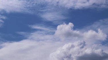 Mavi gökyüzüne karşı bulutlar. Gökyüzü arka planı. Yaz. Manzara. Mavi gökyüzüne karşı yumuşak beyaz bulutlar. Sakin ve sakin bir atmosfer. Beyaz kabarık bulutlar hızla gökyüzünde uçar. Rüzgarlı hava
