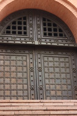 Kyiv, Ukrayna - 17 Haziran 2025: Kievan Rus savunma mimarisinin bir anıtı olan Golden Gate. Kapı Kiev 'in Yukarı Kasabası' nın ana girişi olarak kullanıldı. Mimari ve simgeler. Kültür